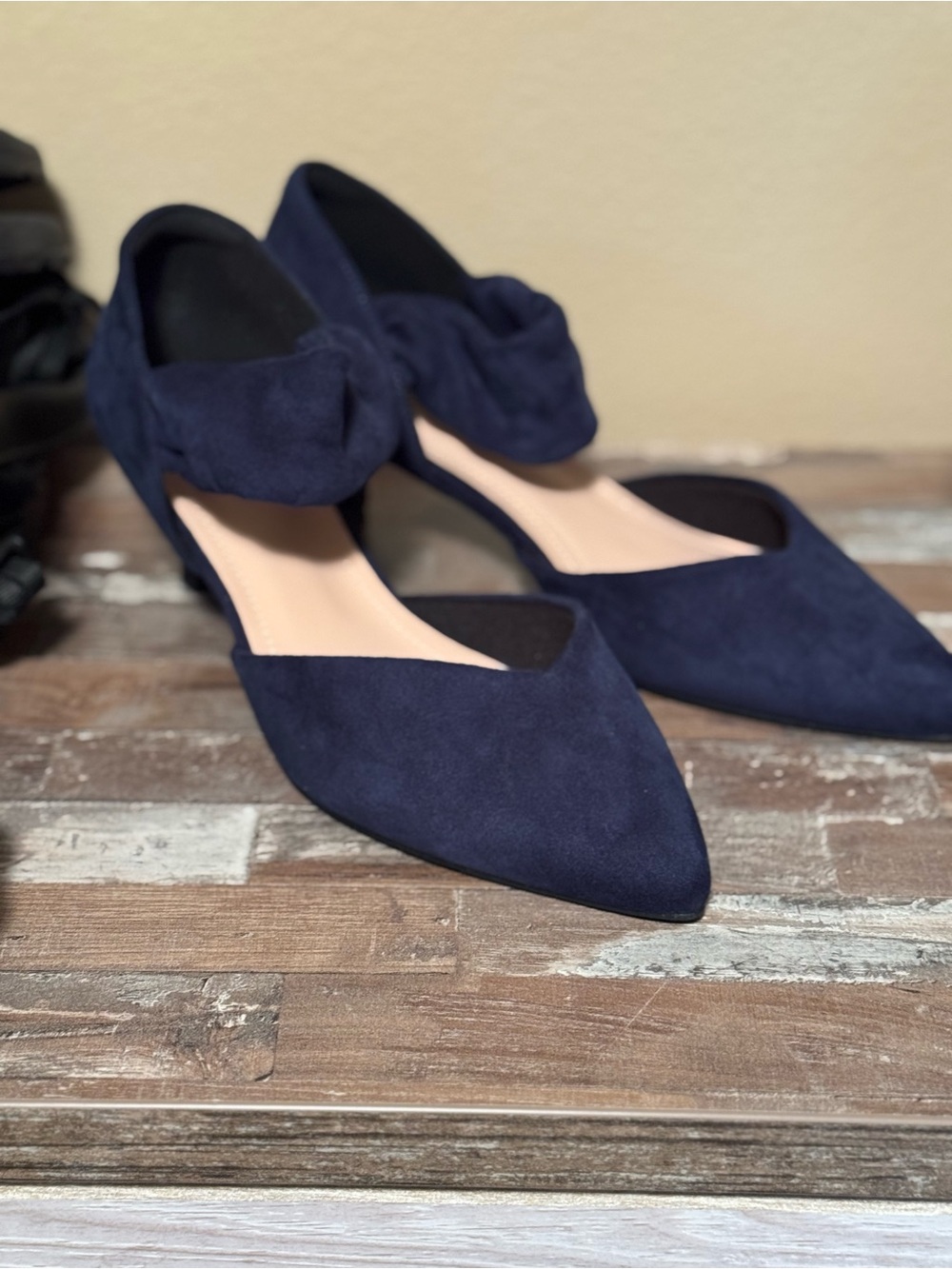 Elegant Navy Suede Pointed-Toe Kitten Heel